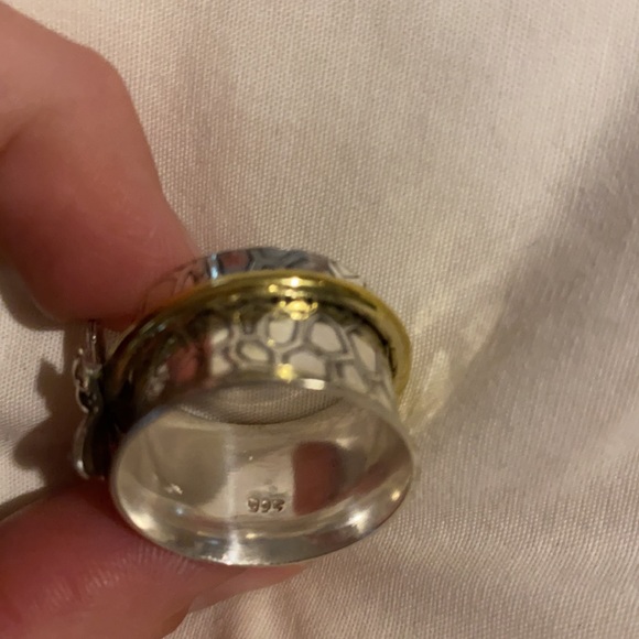 Beautiful and Fun Bee Spinner Ring 🐝 - Picture 3 of 3